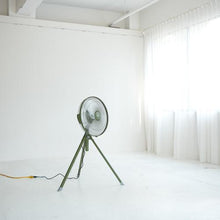 Tải hình ảnh vào trình xem thư viện, Nhà máy TRUSCO khép kín hoàn toàn quạt đứng Lufthafen loại nhôm màu đen mật ong