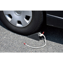 โหลดรูปภาพลงในโปรแกรมดูแกลเลอรี GREEN CROSS ตัวกั้นยาง (ตัวกั้นล้อ) สําหรับรถยนต์นั่งส่วนบุคคล (รถสูงสุด 2 ตัน) ตัวกั้นยางสีดํา 4 พร้อมเชือก 0.95 ม. ยางธรรมชาติ 120004 GREEN CROSS
