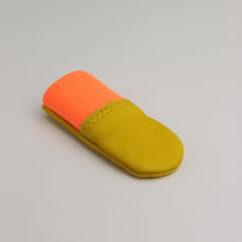 Tải hình ảnh vào trình xem thư viện, WINCESS Bao tải ngón tay da bò Men Thumb Orange 4017M1-OR WINCESS

