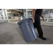 โหลดรูปภาพลงในโปรแกรมดูแกลเลอรี Rubbermaid คอนเทนเนอร์บรูททรงกลมมีสลิท 75.7 ลิตร สีขาว

