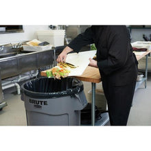 โหลดรูปภาพลงในโปรแกรมดูแกลเลอรี Rubbermaid คอนเทนเนอร์บรูททรงกลมมีสลิท 75.7L สีเขียวเข้ม
