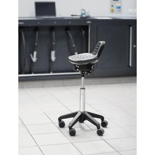 画像をギャラリービューアに読み込む, Ｇｌｏｂａｌ　ＡＬＦＡ　ＯＣＴＯＰＵＳ　座面角度調整機能付き立ち作業イス　樹脂ベース　座高６０～８６ｃｍ
